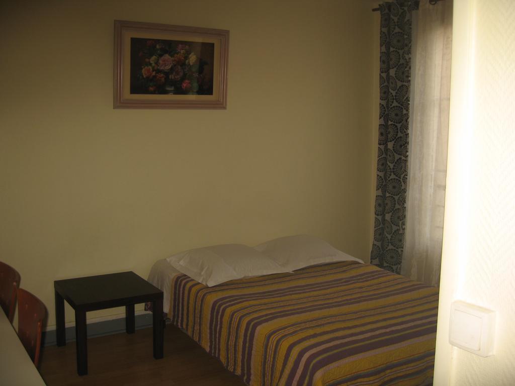 Chambre Lits Jumeaux avec Salle de Bains Commune
